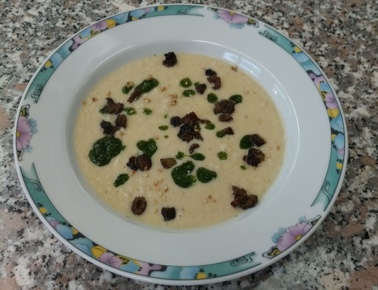 Kohlrabi-Morchel-Suppe mit Kerbelöl